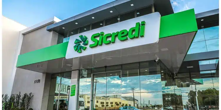 Fachada da agência Sicredi com a logo visível.