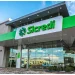 Fachada da agência Sicredi com a logo visível.