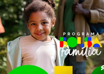 Criança sorridente ao ar livre, representando beneficiários do Programa Bolsa Família.
