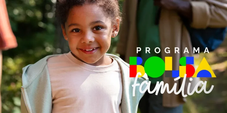Criança sorridente ao ar livre, representando beneficiários do Programa Bolsa Família.