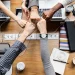 Equipe unida dando soquinho em um ambiente de trabalho colaborativo.