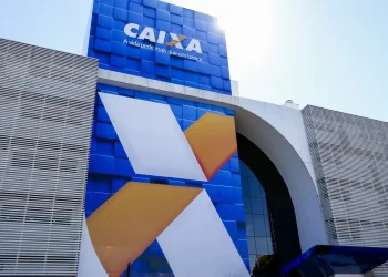 Fachada da agência da Caixa Econômica Federal, com logo e o slogan visíveis.