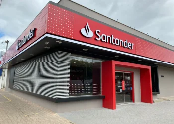 Agência do banco Santander com fachada moderna e entrada vermelha.