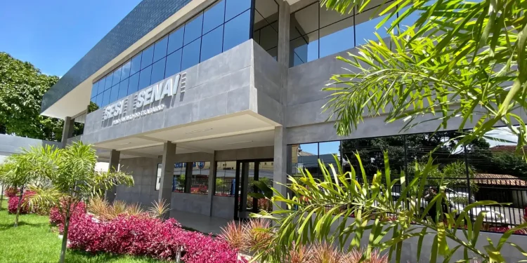 SESI SENAI: Processo seletivo para Analista Administrativo com salário de até R$ 3.777,69 - Inscrições até AMANHÃ (20/02) 1 Fachada moderna do SESI SENAI, com jardim e fachada de vidro.