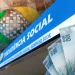 Imagem com a fachada do INSS e cédulas de 100 reais, representando a antecipação do pagamento do 13º do INSS em 2025.