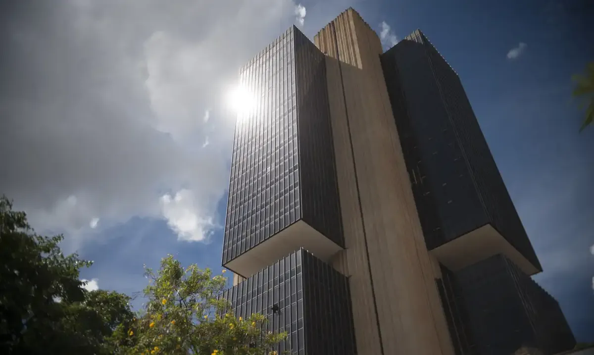 Vista moderna de um edifício imponente, representando inovação e segurança.