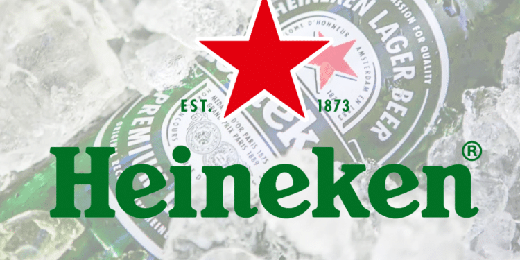 Garrafas de Heineken geladas com o logo da marca, representando a oportunidade de emprego na Heineken.