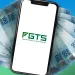 Celular exibindo o logotipo do FGTS com notas de 100 reais ao fundo, representando o saque do FGTS.