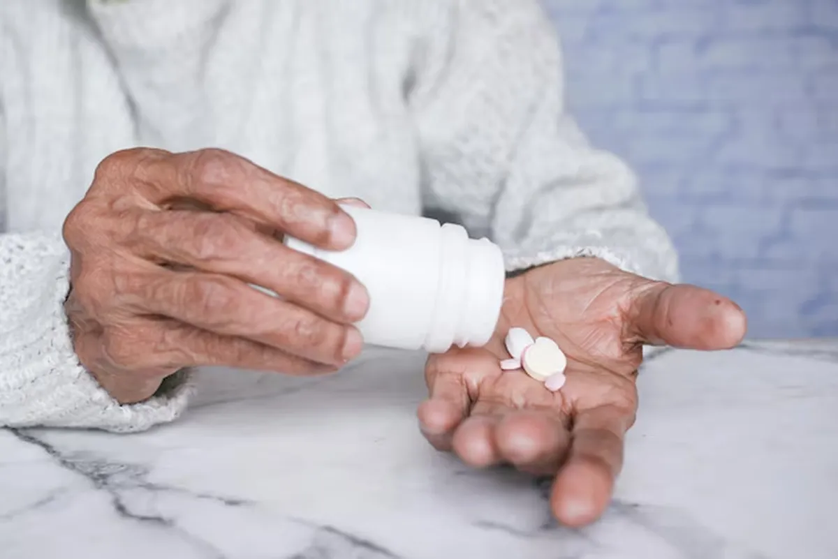 Idoso manuseando frascos de medicamentos para saúde