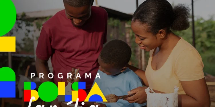 Família feliz com criança, acompanhando o uso do programa Bolsa Família.