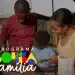 Família feliz com criança, acompanhando o uso do programa Bolsa Família.