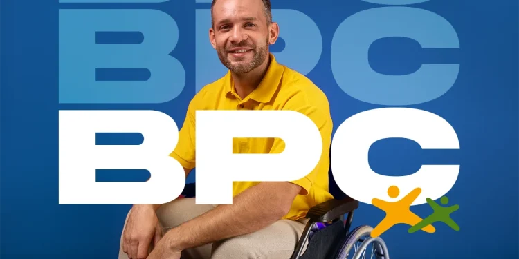 Homem sorrindo em cadeira de rodas com o texto BPC em destaque, simbolizando o pagamento do BPC em março de 2025.