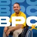 Homem sorrindo em cadeira de rodas com o texto BPC em destaque, simbolizando o pagamento do BPC em março de 2025.