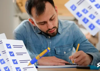 Candidato concentrado preenchendo uma prova durante um concurso público.