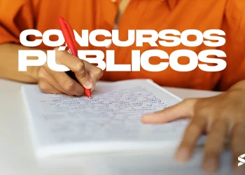 Pessoa escrevendo em um caderno, representando a preparação para o concurso Banrisul.