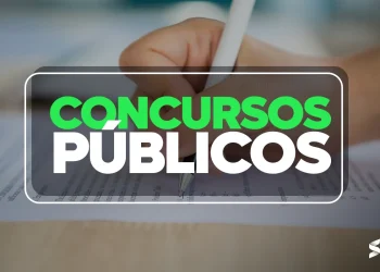 Pessoa escrevendo em uma folha de prova, representando concursos públicos.