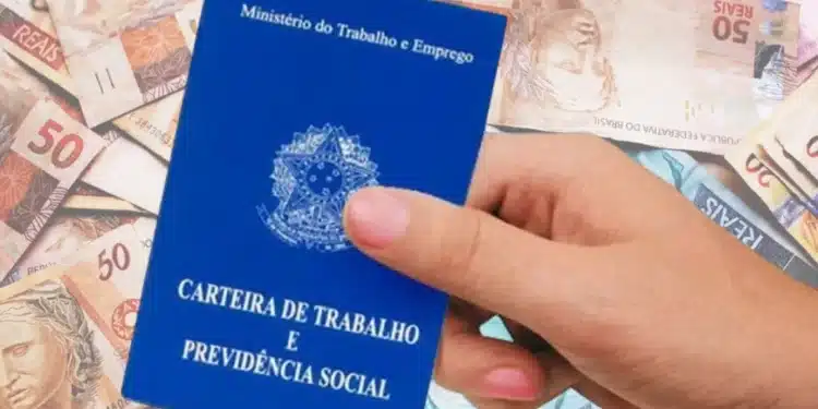 Carteira de Trabalho segurada por uma mão, com notas de dinheiro ao fundo, representando o consignado clt data.