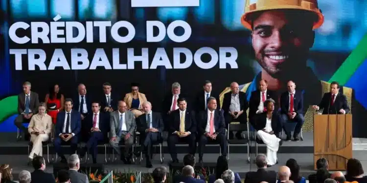 Evento de lançamento do programa Crédito do Trabalhador, com autoridades e público presente.