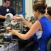 Trabalhadores em uma linha de produção, representando a importância do empreendedorismo e do mercado de trabalho.