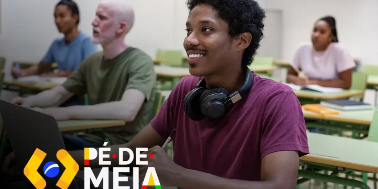 Estudante do ensino médio com laptop e outros alunos, representando o programa Pé-de-Meia de 2025.