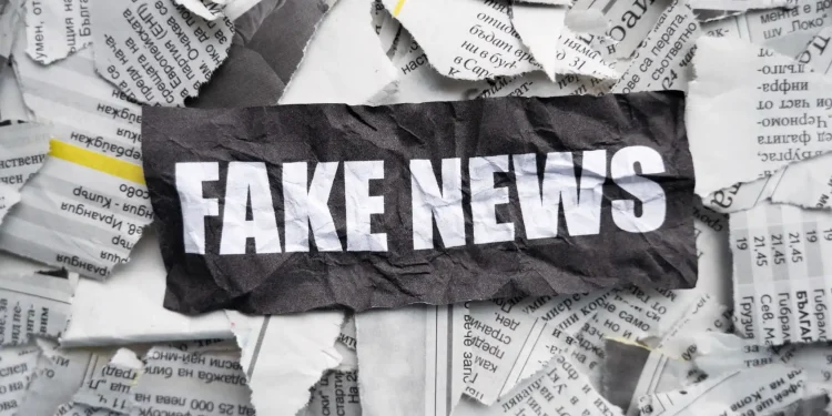 Imagem com recorte de jornal e a frase 'FAKE NEWS' sobreposta, representando desinformação em relação a comunicados falsos como o concurso correios fake news.