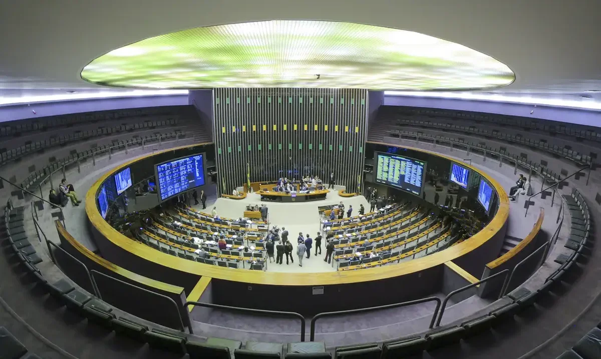 Vista panorâmica do plenário da Câmara dos Deputados durante uma sessão