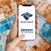 Aplicativo da Receita Federal aberto em um celular exibindo "Imposto de Renda", com notas de real ao fundo.