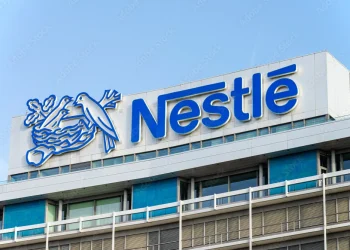 Logo da Nestlé destacando a marca e o símbolo da empresa, ilustrando oportunidades de emprego disponíveis na Nestlé.