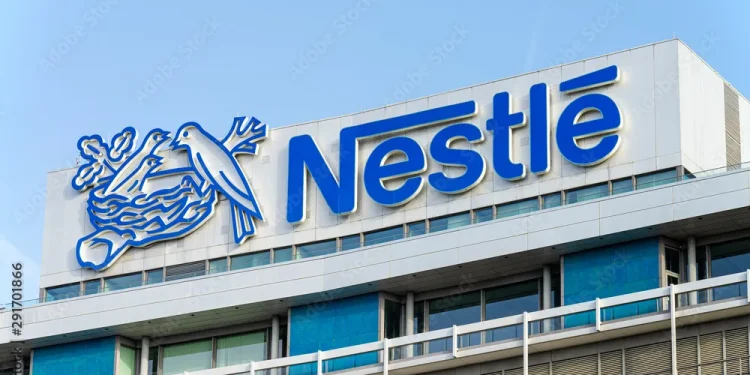 Logo da Nestlé destacando a marca e o símbolo da empresa, ilustrando oportunidades de emprego disponíveis na Nestlé.