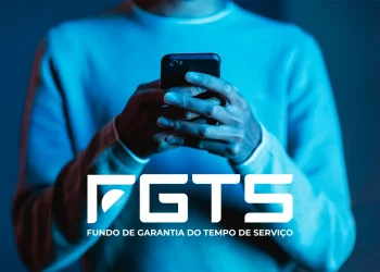 Mãos de uma pessoa segurando um smartphone com a logo do FGTS em destaque.