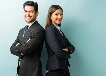 Dois profissionais confiantes posando de costas um para o outro, representando a transição de carreira e novas oportunidades no mercado.