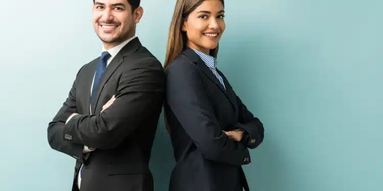 Dois profissionais confiantes posando de costas um para o outro, representando a transição de carreira e novas oportunidades no mercado.