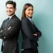 Dois profissionais confiantes posando de costas um para o outro, representando a transição de carreira e novas oportunidades no mercado.