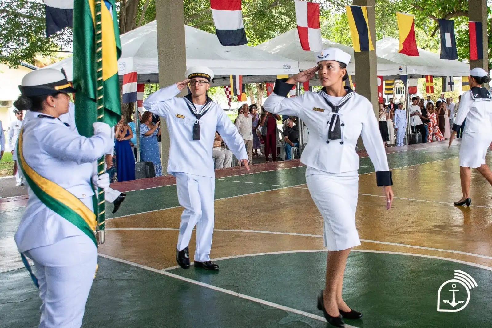 Militares da Marinha do Brasil realizando desfile em evento oficial.