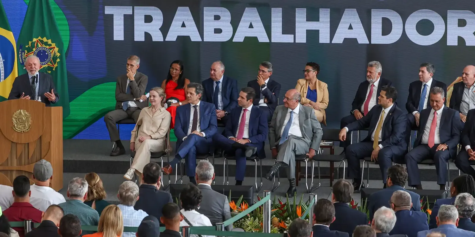  Presidente e autoridades apresentam os requisitos para contratação do Crédito do Trabalhador em evento oficial.