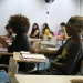 Alunos da rede pública em sala de aula, recebendo apoio para estudar, com foco no apoio financeiro para o Enem e vestibulares.