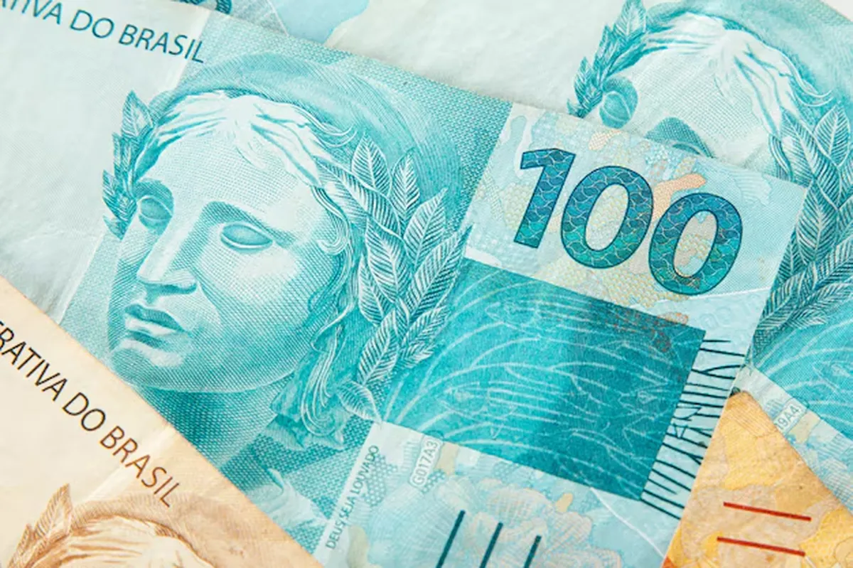 Notas de R$ 100 e R$ 50, representando o investimento financeiro destinado ao apoio de cursinhos populares no Brasil.