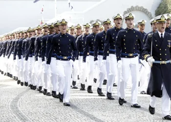 Soldados da Marinha do Brasil marchando em cerimônia oficial, simbolizando a formação de novos Fuzileiros Navais.