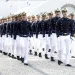 Soldados da Marinha do Brasil marchando em cerimônia oficial, simbolizando a formação de novos Fuzileiros Navais.
