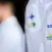 Jaleco branco com logotipo do SUS e do programa Mais Médicos bordado no bolso.