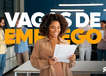 Mulher sorridente segurando papéis em um ambiente corporativo, com o texto 'Vagas de Emprego' em destaque.