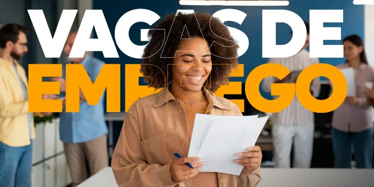 Mulher sorridente segurando papéis em um ambiente corporativo, com o texto 'Vagas de Emprego' em destaque.