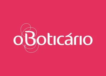 Logo da empresa O Boticário sobre um fundo rosa.