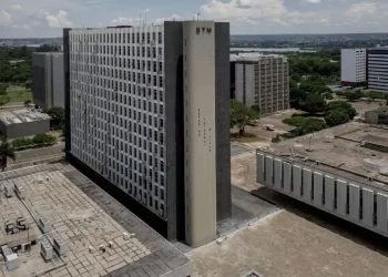 Fachada do prédio do Superior Tribunal Militar (STM) em Brasília, com outros edifícios governamentais ao fundo.