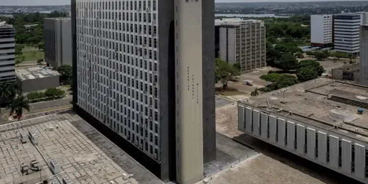 Fachada do prédio do Superior Tribunal Militar (STM) em Brasília, com outros edifícios governamentais ao fundo.