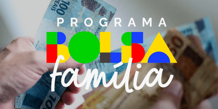Mãos segurando notas de reais com o logo do programa Bolsa Família sobreposto.