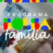 Mãos segurando notas de reais com o logo do programa Bolsa Família sobreposto.