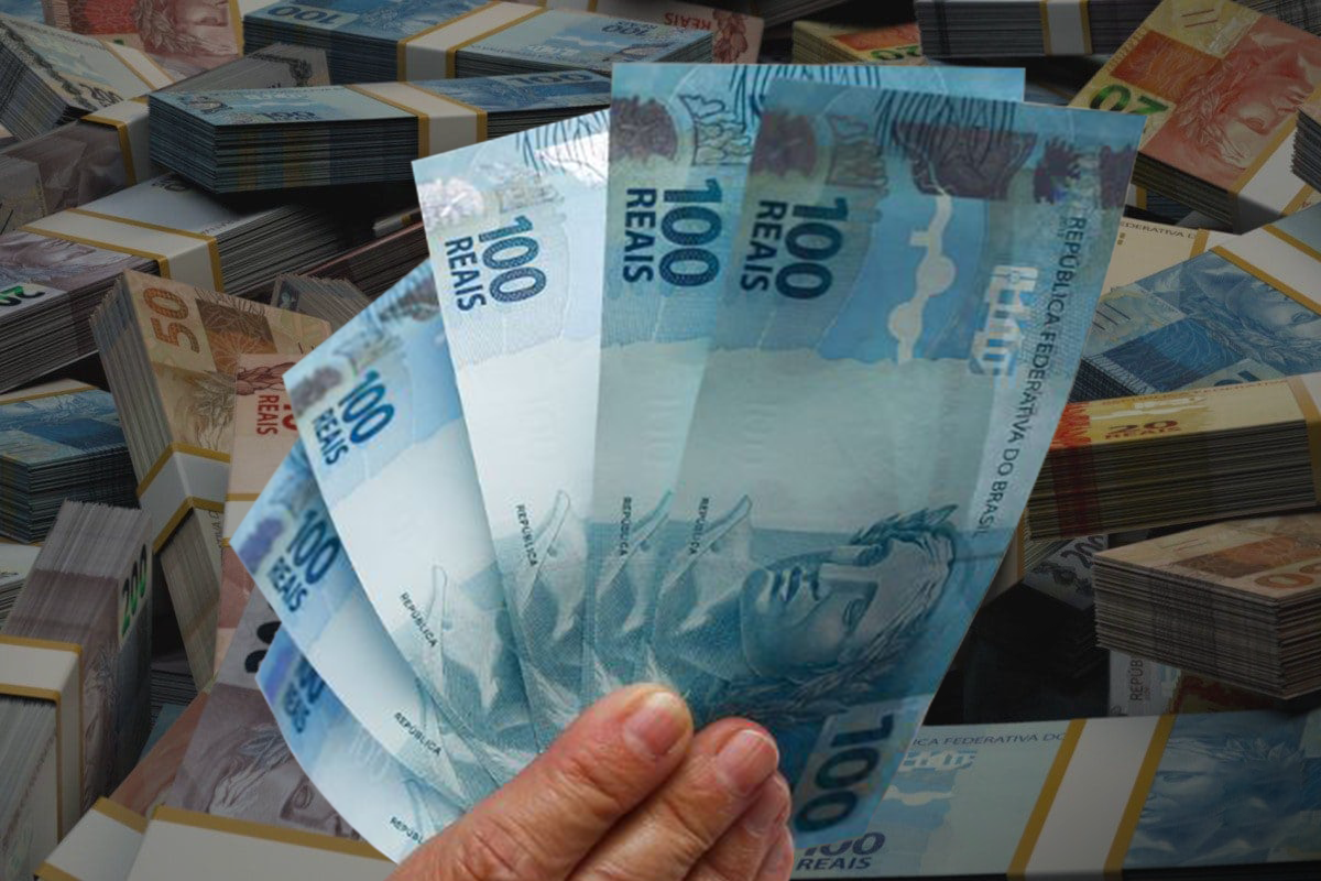 Imagem de cédulas de R$100, representando o pagamento do Pé-de-Meia Licenciaturas.