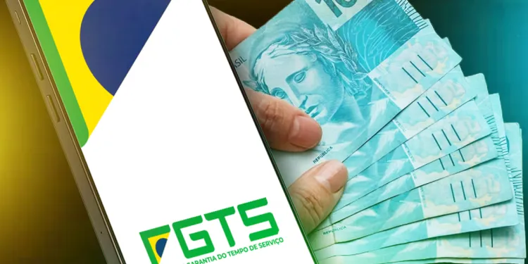 Celular exibindo o logo do FGTS ao lado de mãos segurando cédulas de 100 reais, representando o saque-aniversário do FGTS em 2025.