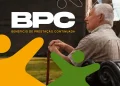 "Imagem com o logo do BPC (Benefício de Prestação Continuada) e um idoso com bengala, simbolizando o público beneficiado."